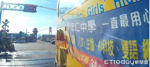 ▲▼  嘉義宏仁女中校車闖已亮紅燈平交道  。（圖／翻攝爆料公社）