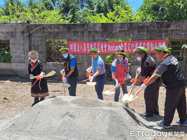 ▲▼受邀貴賓共同持鏟動土。（圖／芥菜種會提供，下同）