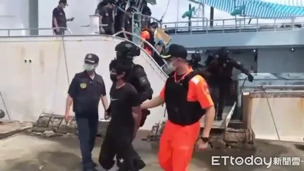 ▲越南籍陳姓漁工與同僚發生衝突，持刀殺害同船印尼籍漁工，遭警方攻堅逮捕。（圖／記者張君豪翻攝）