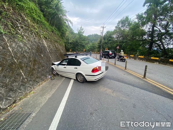 ▲▼紅牌重機撞白色BMW，強烈撞擊力道導致重機撞成2截，BMW也失控撞上山壁，造成3人受傷             。（圖／記者陳以昇翻攝）