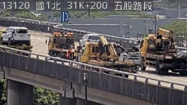 ▲06/20,14:29國1高架南向31.4K,1小自+1小貨(翻覆)追撞佔用內2線車道事故。（圖／翻攝自高速公路1968）