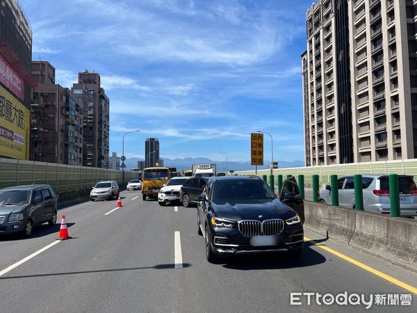 ▲▼小貨車台65線快速道路追撞3部BMW休旅車，車損維修將破百萬             。（圖／記者陳以昇翻攝）