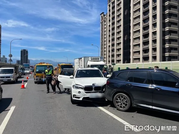 ▲▼小貨車台65線快速道路追撞3部BMW休旅車，車損維修將破百萬             。（圖／記者陳以昇翻攝）