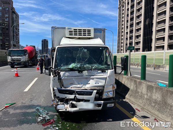 ▲▼小貨車台65線快速道路追撞3部BMW休旅車，車損維修將破百萬             。（圖／記者陳以昇翻攝）