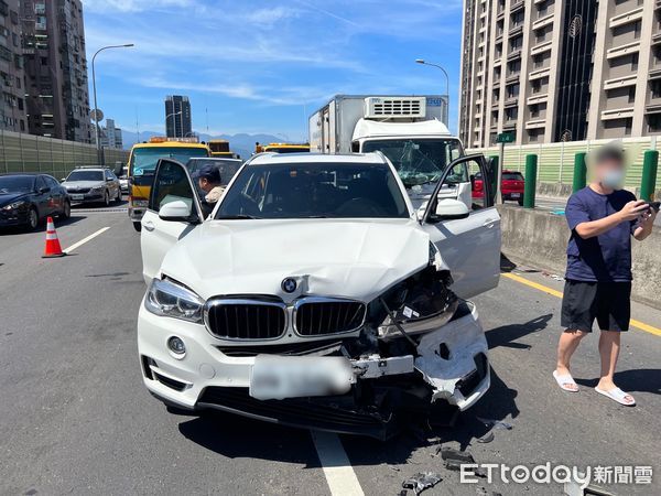 ▲▼小貨車台65線快速道路追撞3部BMW休旅車，車損維修將破百萬             。（圖／記者陳以昇翻攝）