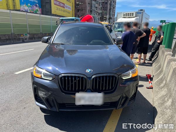 ▲▼小貨車台65線快速道路追撞3部BMW休旅車，車損維修將破百萬             。（圖／記者陳以昇翻攝）