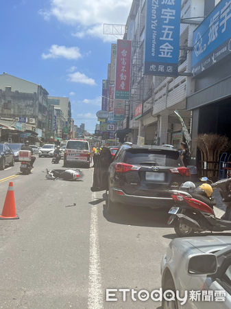 ▲自小客車駕駛開啟車門造成後方機車閃避不及撞上。（圖／記者蔡佩旻翻攝）