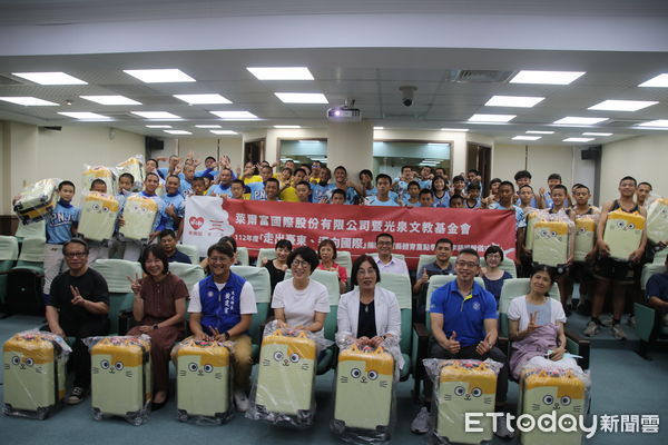 ▲光泉文教基金會捐贈350個登機行李箱。（圖／記者楊漢聲翻攝）