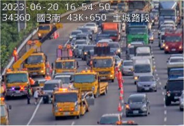 ▲▼      國3北向43.9K,2小客+2小貨追撞佔用外2線事故       。（圖／翻攝高速公路1968）