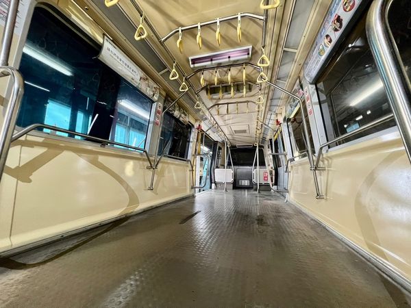 ▲▼北捷將3輛文湖線列車的2、3節車廂座椅全拆除。（圖／台北捷運公司提供）