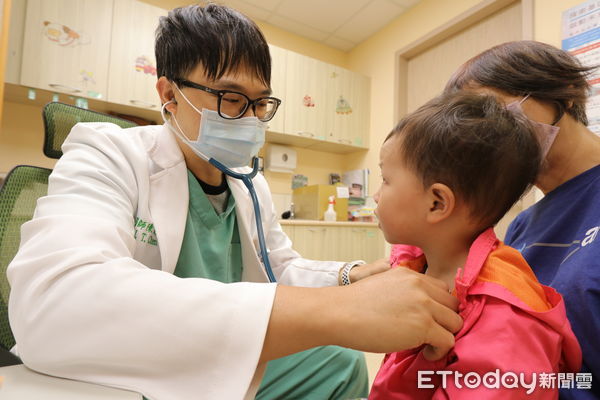 ▲3歲女童高燒5天X光一照已「肺浸潤」，兒科醫警告：5大魔王病毒正肆虐。（圖／亞大醫院提供）