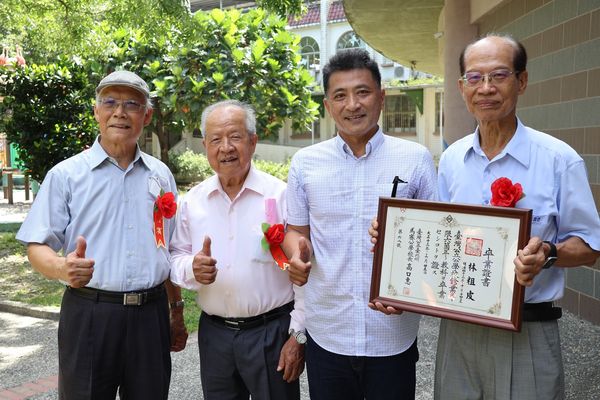 ▲▼宜蘭馬賽國小發出一份等了99年的「卒業證書」。（圖／翻攝自Facebook／蘇澳鎮公所）