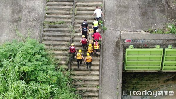 ▲一名婦人不明原因墜下南崗大橋，中興警方出動空拍機協助救援。（圖／記者高堂堯翻攝，下同）