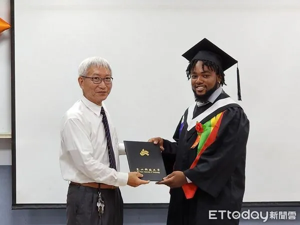 ▲為歡送畢業生，崑大機械系為外籍生舉辦撥穗儀式，由宏都拉斯籍黃朱恩及周勞拉代表畢業生發表致謝感言。（圖／記者林悅翻攝，下同）