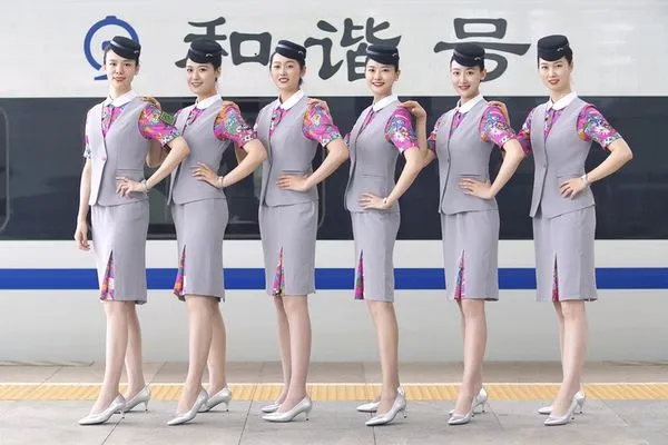 ▲成都開往香的高鐵直達車服務人員穿著新制服登場。（圖／翻攝國際在線）