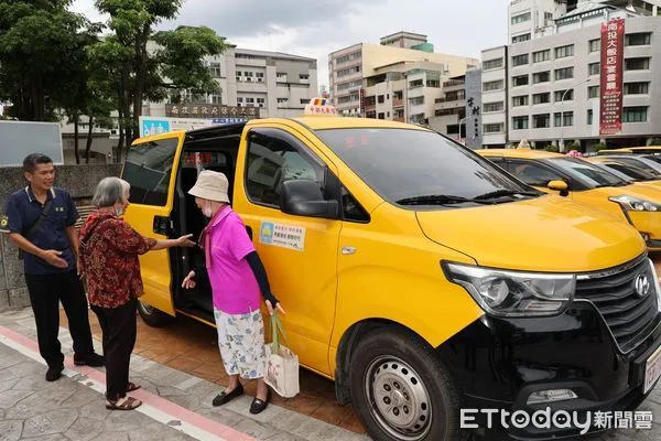 ▲南投縣敬老愛心卡搭乘計程車擴大服務，長輩刷卡搭車更方便。（圖／資料照片，南投縣政府提供，下同）