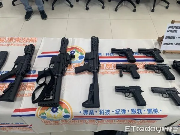 ▲屏東警方在吳男住處起出大把槍械            。（圖／資料照）