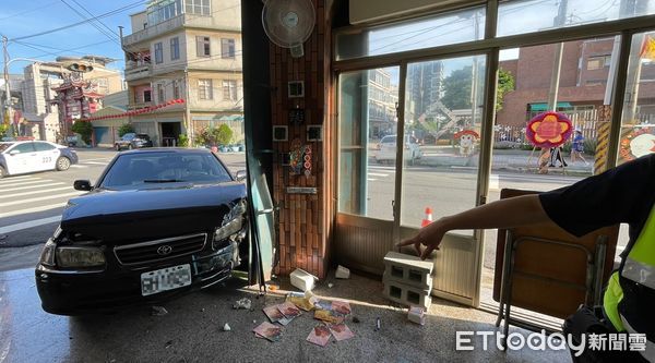 ▲▼ 黑車、白車今(21日)在竹南鎮閃燈路口未按規定停、讓而發生碰撞，碰撞後黑車滑進路邊早餐店，白車則反方向停在人行道上。（圖／記者蔡文淵翻攝）