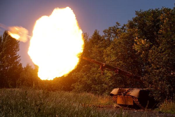 ▲▼烏東頓內茨克巴赫姆特（Bakhmut）附近一處戰場，烏克蘭軍人19日利用從俄軍繳獲的T-80主力戰車發射砲彈。（圖／路透）