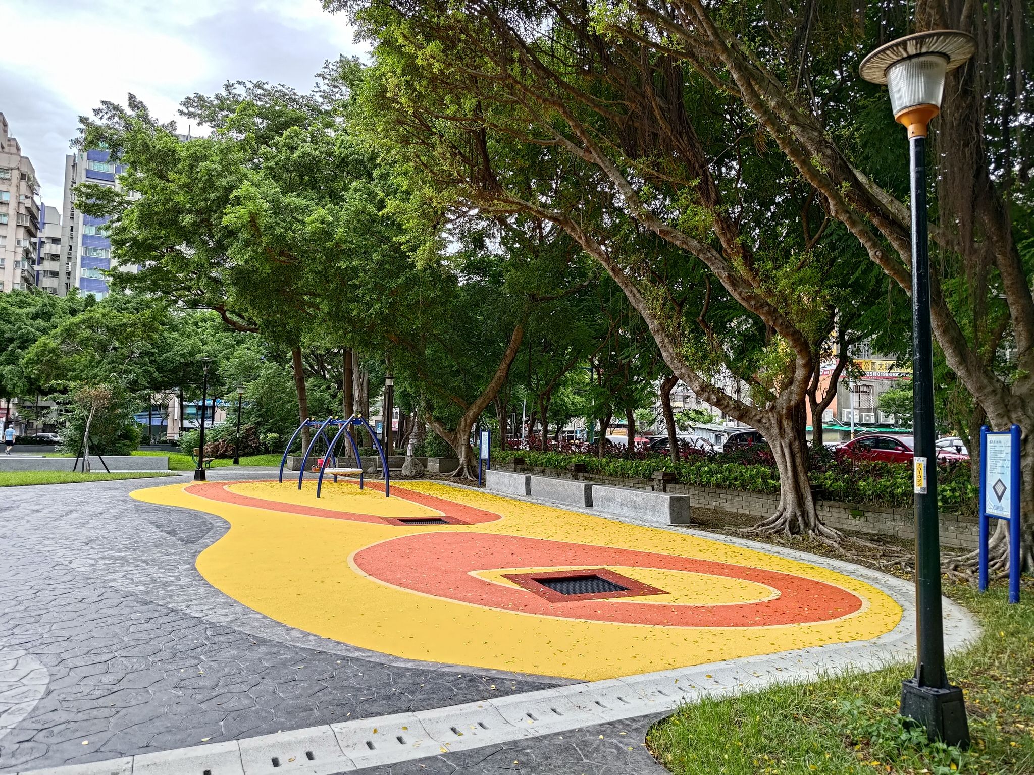 ▲板橋莊敬公園大改造啟用 彩色遊戲場親子共融樂開懷。（圖／記者戴上容翻攝）