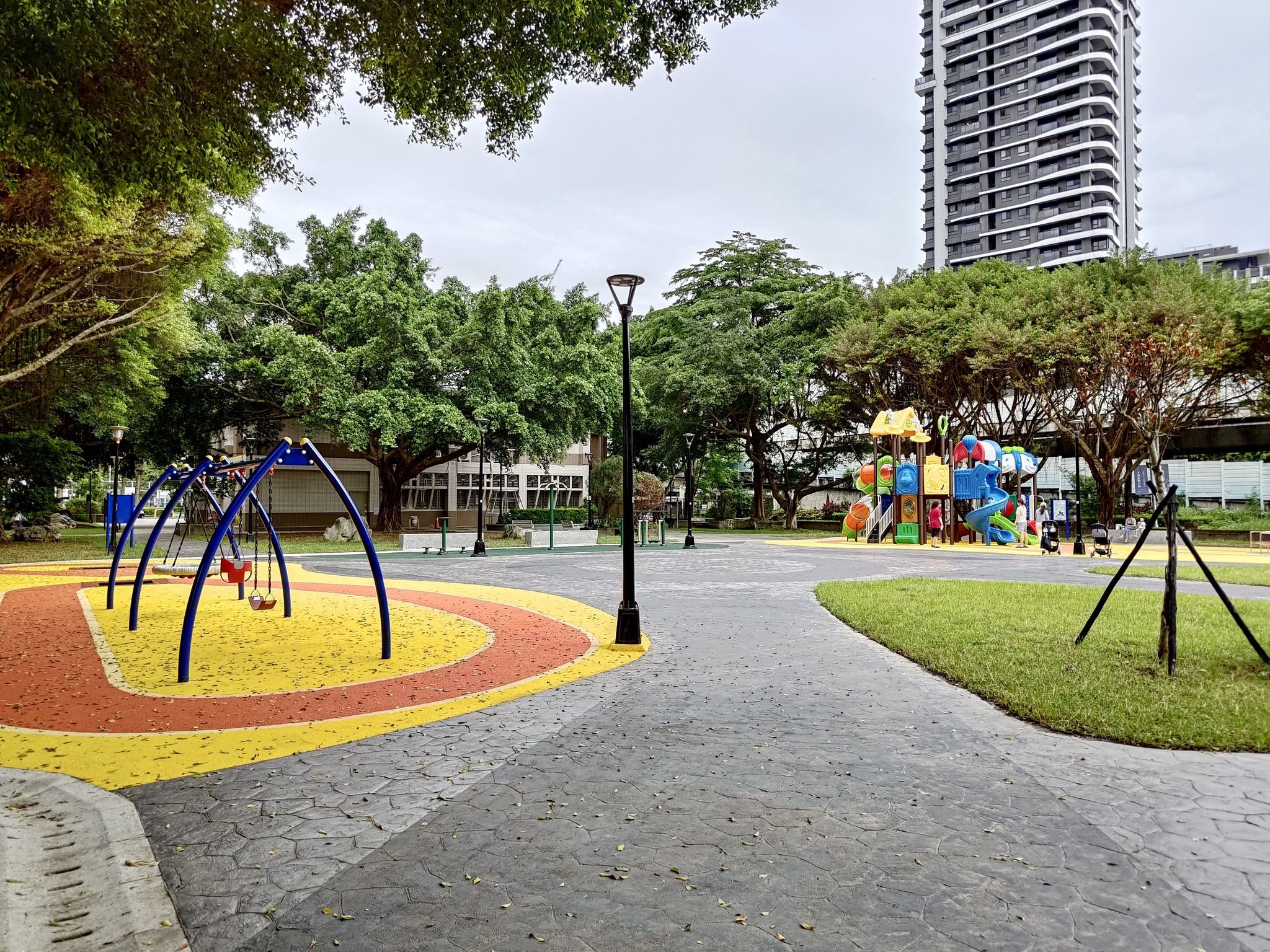 ▲板橋莊敬公園大改造啟用 彩色遊戲場親子共融樂開懷。（圖／記者戴上容翻攝）