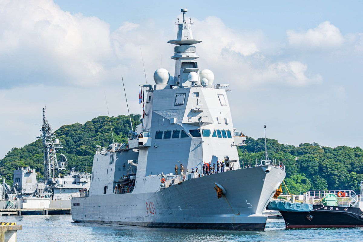 ▲義大利海軍巡防艦莫洛西尼號停泊日本海上自衛隊基地。（圖／翻攝推特「@kazzyy1968」）