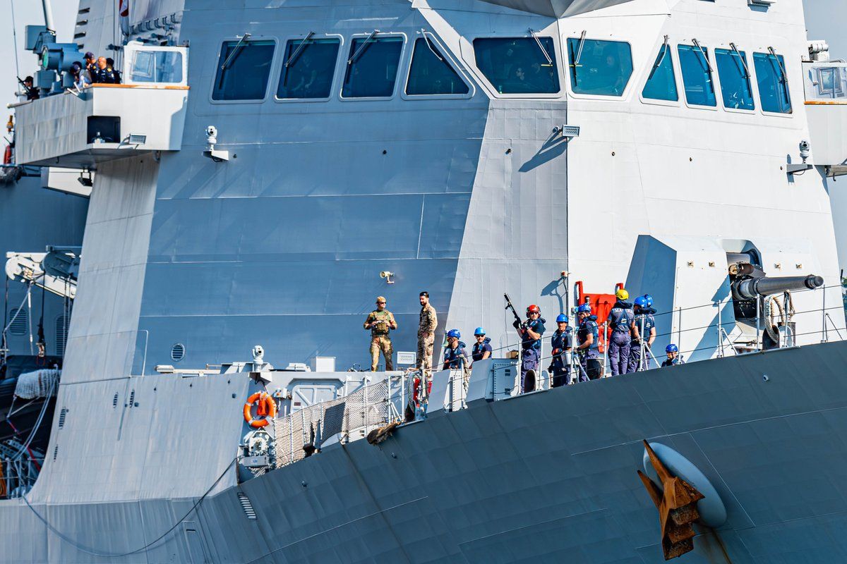 ▲▼義大利海軍巡防艦莫洛西尼號（Francesco Morosini）停泊日本海上自衛隊基地。（圖／翻攝推特「@kazzyy1968」）