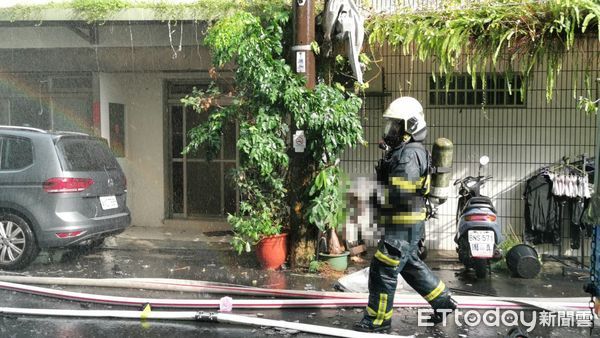 ▲台北市士林區後港街一處民宅四樓起火。（圖／記者黃彥傑攝）