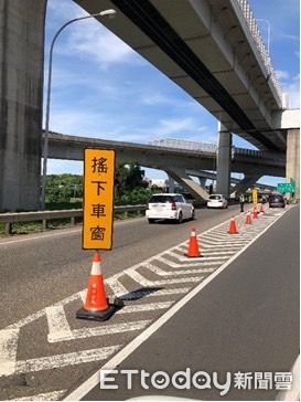 ▲端午連假實施高乘載 林口警加強交通疏導。（圖／記者戴上容翻攝）