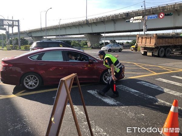 ▲端午連假實施高乘載 林口警加強交通疏導。（圖／記者戴上容翻攝）