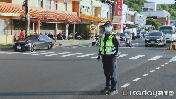 ▲端午連假北海岸恐湧車潮 金山警加強交通疏導管制。（圖／記者郭世賢翻攝）