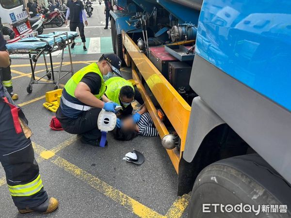 ▲▼ 女騎士被油灌車撞上後，連人帶車捲進車底            。（圖／記者戴上容翻攝）