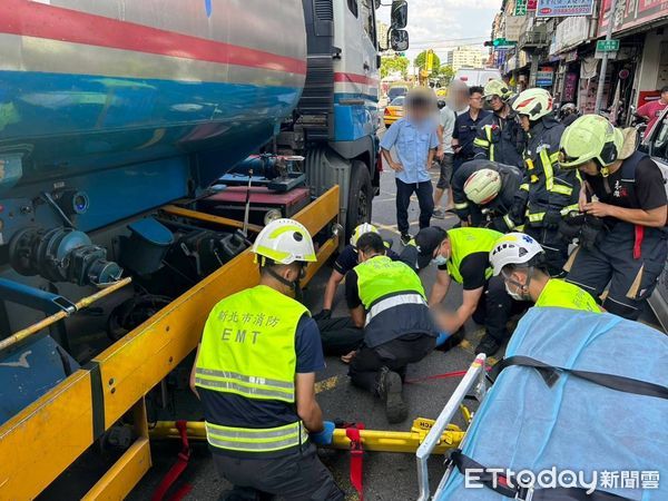 ▲▼ 女騎士被油灌車撞上後，連人帶車捲進車底            。（圖／記者戴上容翻攝）