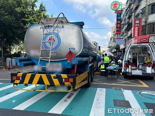 ▲▼ 女騎士被油灌車撞上後，連人帶車捲進車底            。（圖／記者戴上容翻攝）