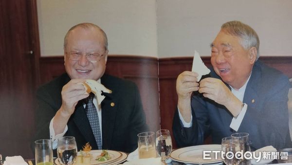 ▲林省三(左)與張榮發(右)感情深厚，張榮發喜歡吃軟土司，林省山喜歡出土司邊，剛好互補。（圖／時報出版提供，翻攝自《長榮月刊》）
