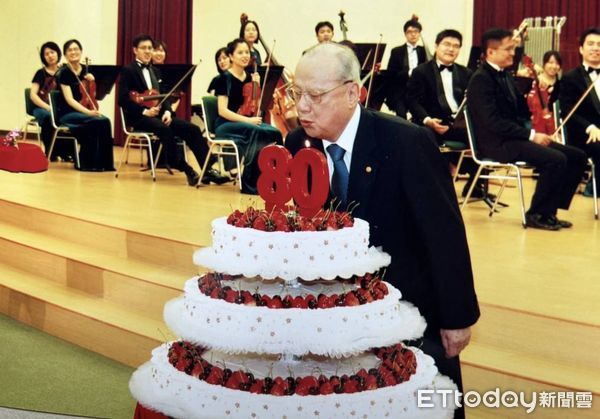 ▲張榮發史無前例為部下舉辦慶爭生宴，還邀請長榮交響樂團演奏，為林省三留下光榮紀錄。（圖／時報出版提供）