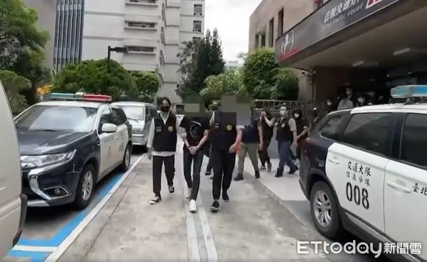 ▲信義警方宣布破獲弘仁會操盤毒咖啡販毒網絡逮捕12人。（圖／記者張君豪翻攝）