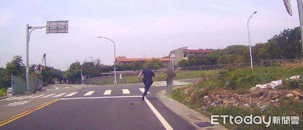 ▲▼1名越南籍非法移工狂奔5公里，員警在後追逐，順利逮捕。（圖／民眾提供，下同）