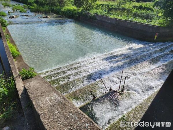 ▲▼頭前溪竹北段驚現「牛奶河」　抓包工地「2支管正在排」。（圖／新竹縣政府提供）