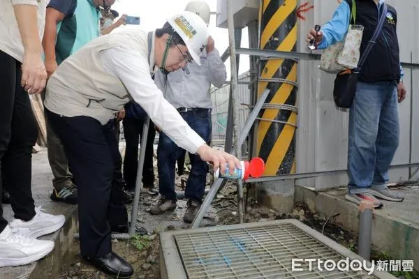 ▲端午連假第1天，台南市辦理擴大孳生源清除活動，為杜絕登革熱疫情擴散，展現防治決心，市長黃偉哲特別到場巡視，感謝志工犧牲假期協助清消工作。（圖／記者林悅翻攝，下同）