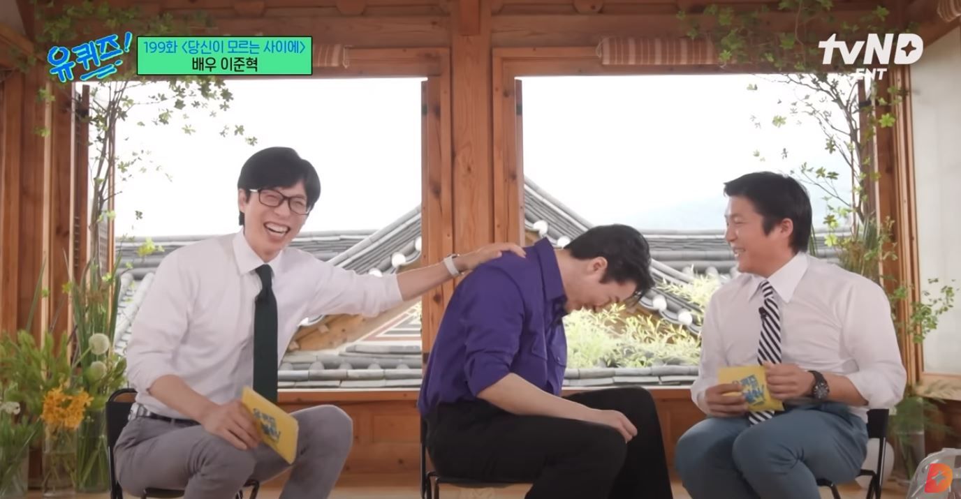 ▲李浚赫為了化解氣氛而轉移話題，讓身旁兩位主持人笑翻。（圖／翻攝自YouTube／tvN D ENT）