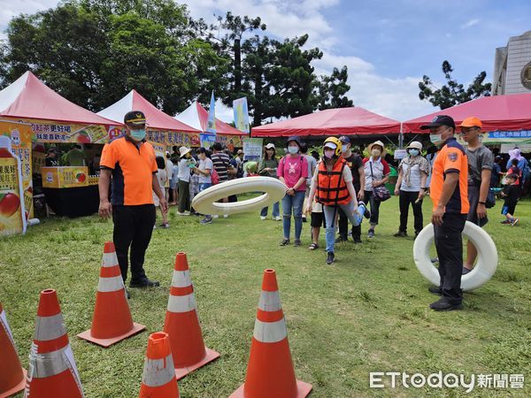 ▲台南市消防局第四大隊大內分隊，舉辦消防宣導外，特別辦理「救生套圈圈」及「急救先鋒CPR」遊戲與民眾互動。（圖／記者林悅翻攝，下同）