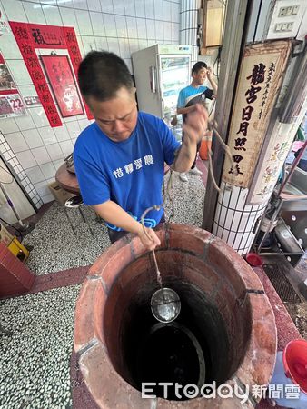 ▲雲林北港朝天宮「龍井」今年端午開放，湧入人潮排隊取水。（圖／記者蔡佩旻攝）