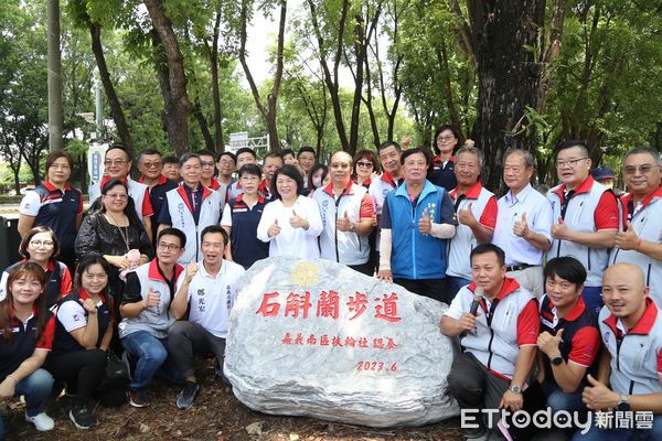 ▲▼  黃敏惠市長感謝南區扶輪社認養道路 打造石斛蘭景觀步道 美化「嘉」園！  。（圖／嘉義市政府提供）