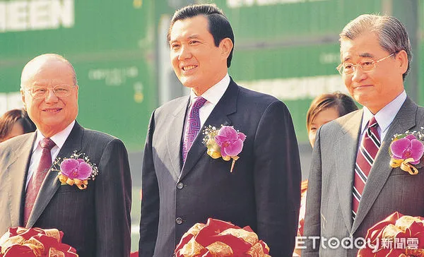 ▲2008年12月15日長榮海運立敏輪兩岸直航首航典禮上，總統馬英九(中)、交通部長毛治國(右)與林省三(左)合影。（圖／時報出版提供）