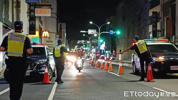 ▲台南市警二分局端午節專案臨檢路檢，查獲槍毒、酒駕、逃犯都有，全依法送辦。（圖／記者林悅翻攝，下同）