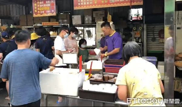 ▲▼ 小琉球人潮爆滿，知名早餐店一早湧現排隊人龍 。（圖／民眾提供）