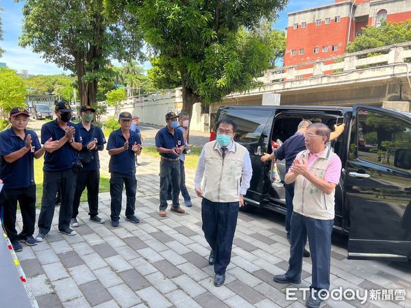 ▲台南市長黃偉哲23日上午巡視消防局第六大隊公園分隊，關心即將拆除的開元陸橋是否影響救災救護動線，並慰勞警義消人員辛勞。（圖／記者林悅翻攝，下同）