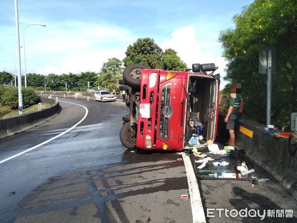 ▲▼交流道翻車             。（圖／記者陳宏瑞攝）