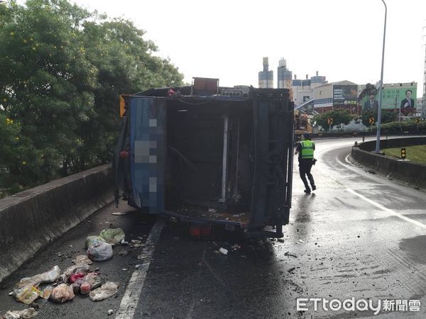 ▲▼交流道翻車             。（圖／記者陳宏瑞攝）